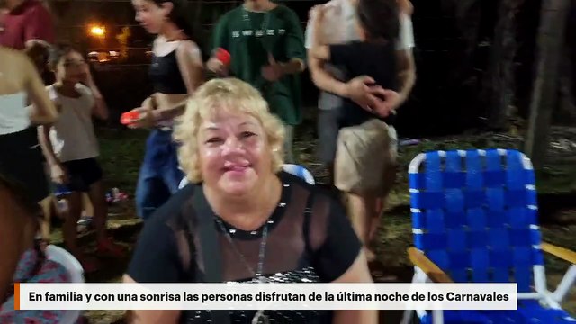 En familia y con una sonrisa las personas disfrutan de la última noche de los Carnavales