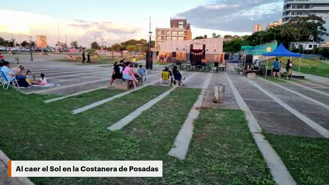 Al caer el Sol en la Costanera de Posadas