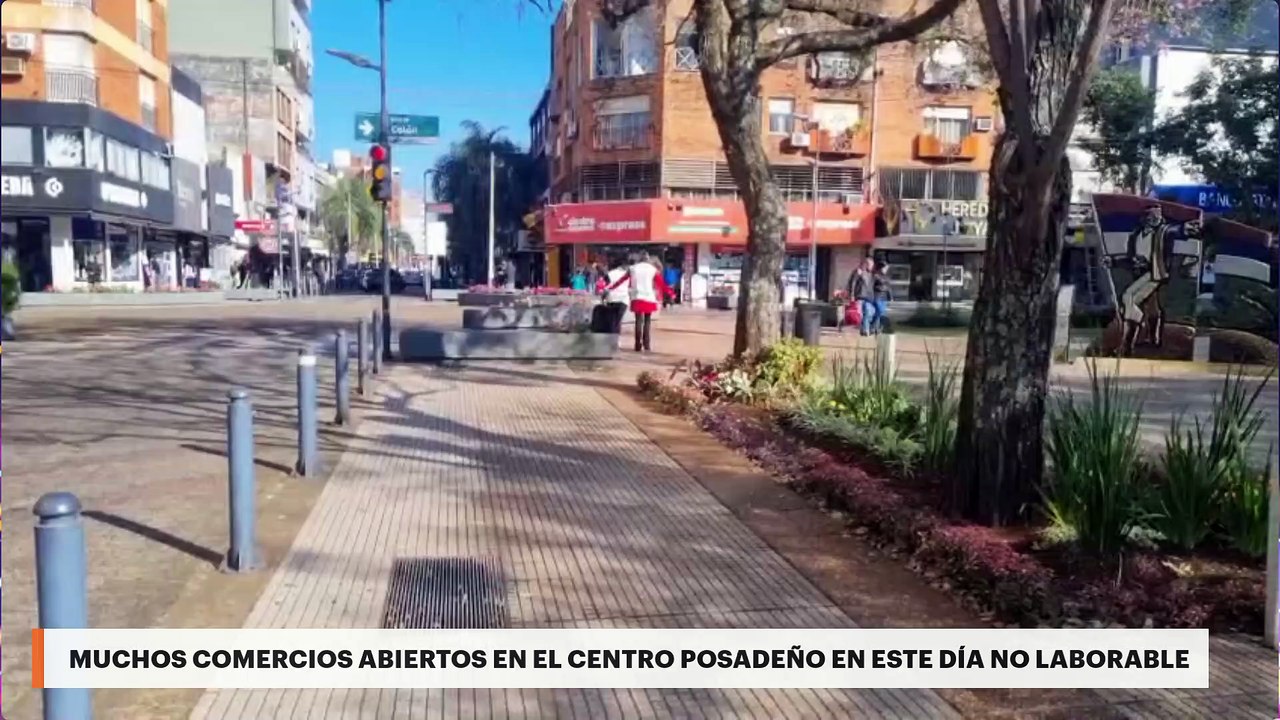 Muchos comercios abiertos en el centro posadeño en este día no laborable