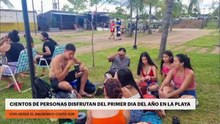 Cientos de personas disfrutan del primer día del año en la playa