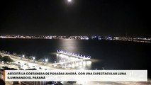 Así está la Costanera de Posadas ahora, con una espectacular luna iluminando el Paraná