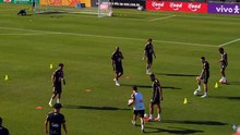 Jogadores realizam treino com bola em campo nos EUA