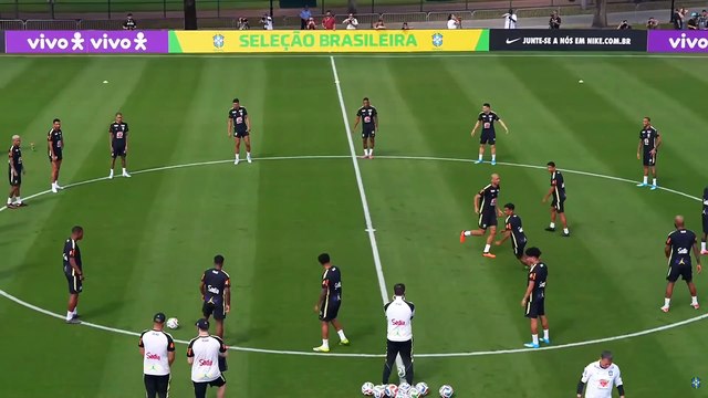 Jogadores realizam treino com bola em campo nos EUA