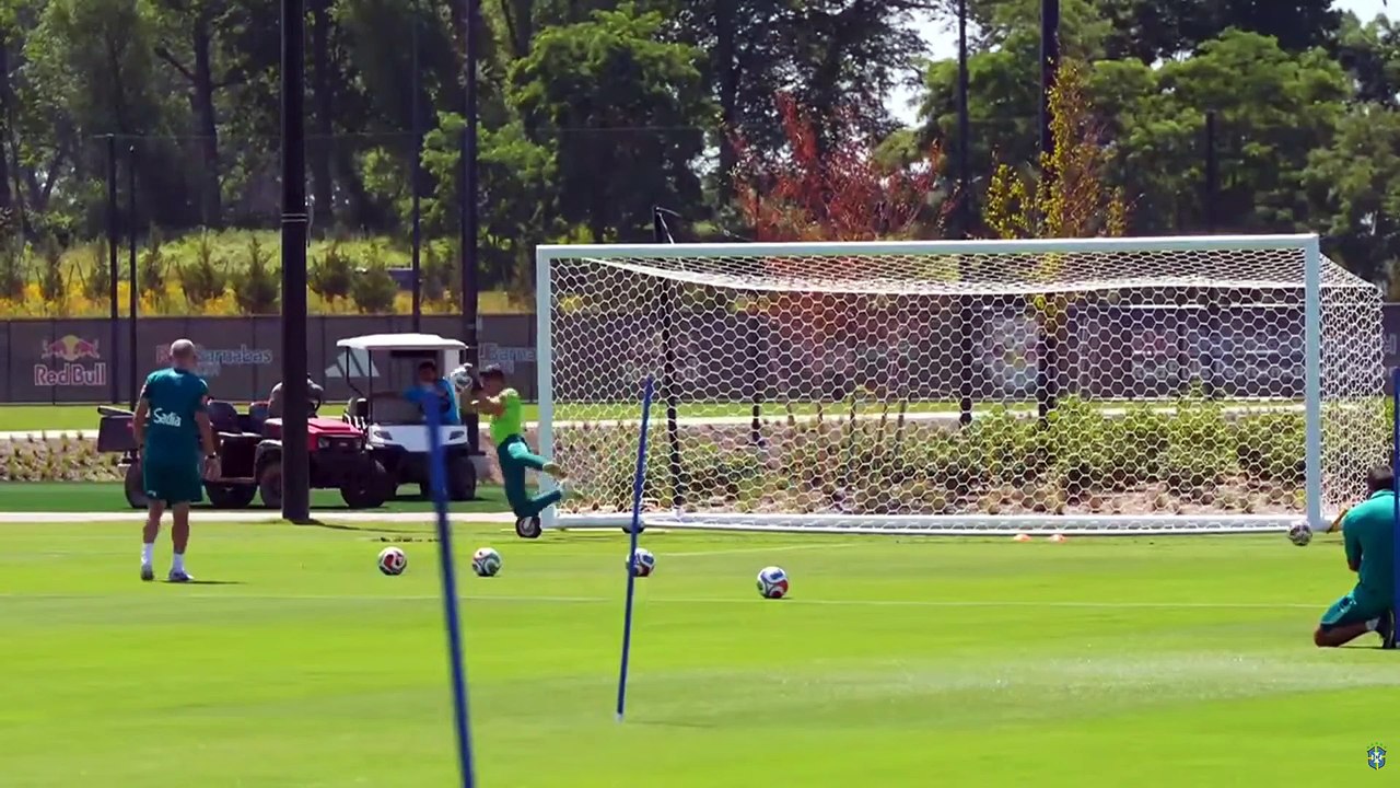 Jogadores realizam treino em campo na preparação para jogo contra Noruega