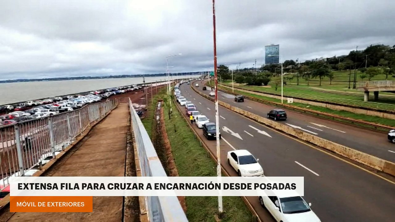 Extensa fila para cruzar a Encarnación desde Posadas