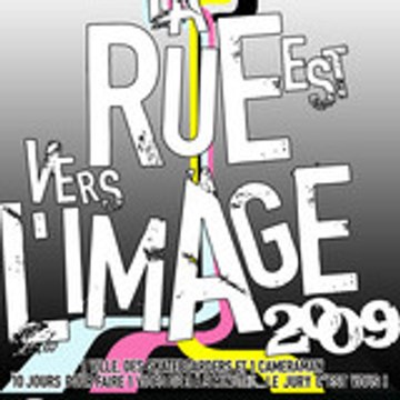 La rue est vers l'image