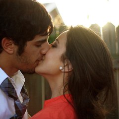 KISSING2801
