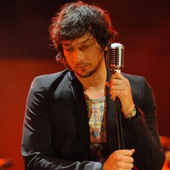 León Larregui
