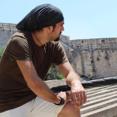 Kravatsız Adam