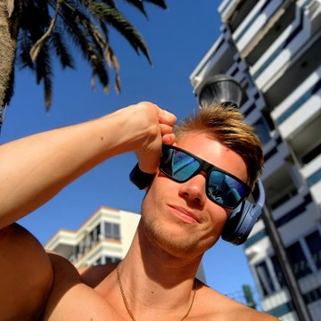 Stan In The Canaries