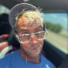 Lushes platinum hair.