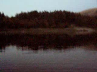 Kahraman bahriyeli azgın dalgalara karşı