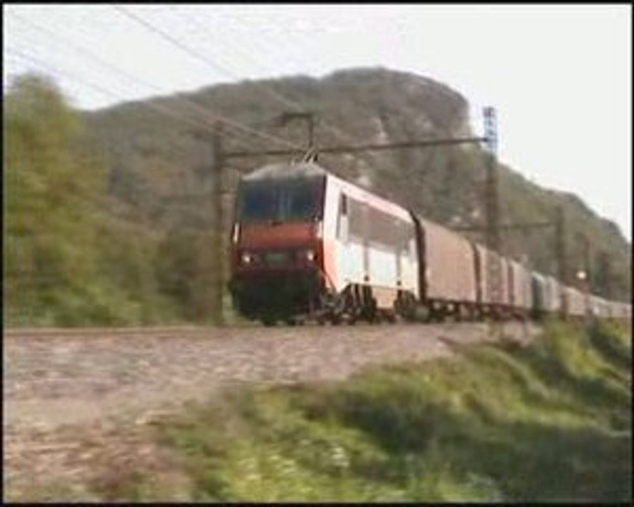 La BB 26137 et 22 wagons d'eau d'Evian à Virieu-le-Grand