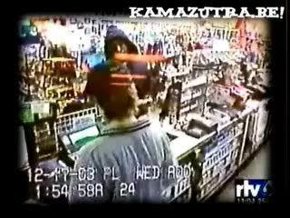 Eh bim prends toute la caissière.