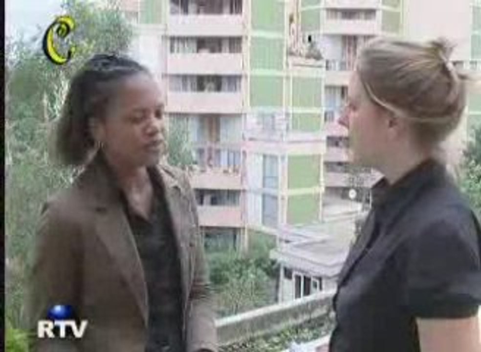 Manou , auteure de Ainsi lourd passé! Roman