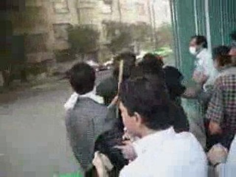 Protestors setting up barricade against Basij in Tehran