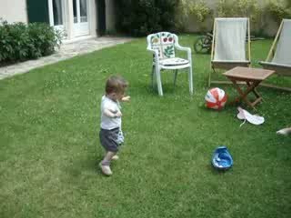 Margaux marche... et tombe !