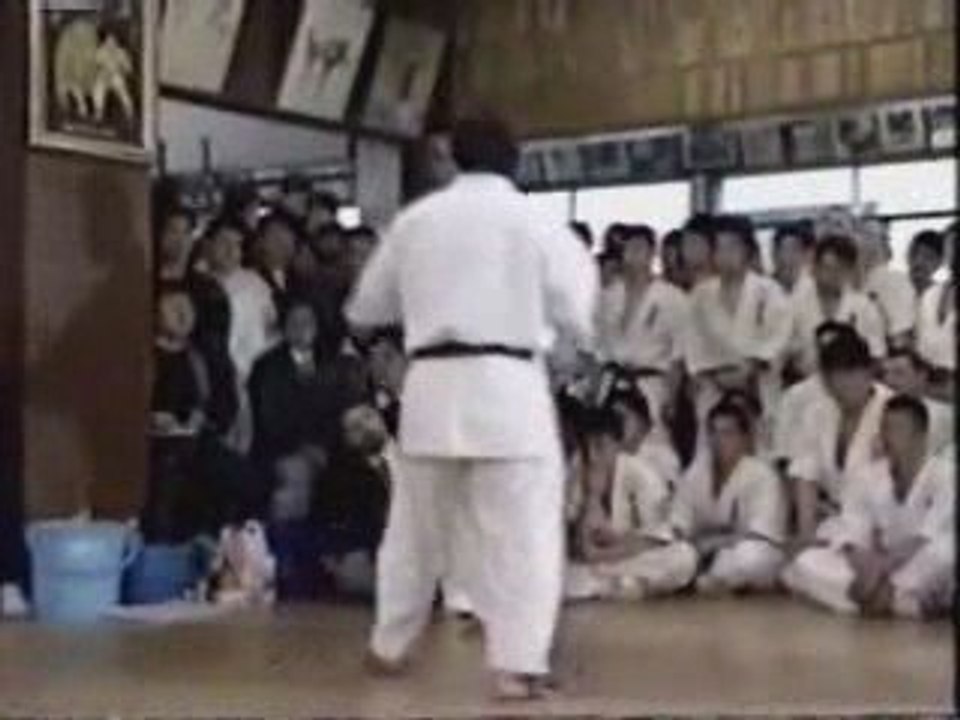 1 VS 100 : Kyokushin100 man kumite 1/3