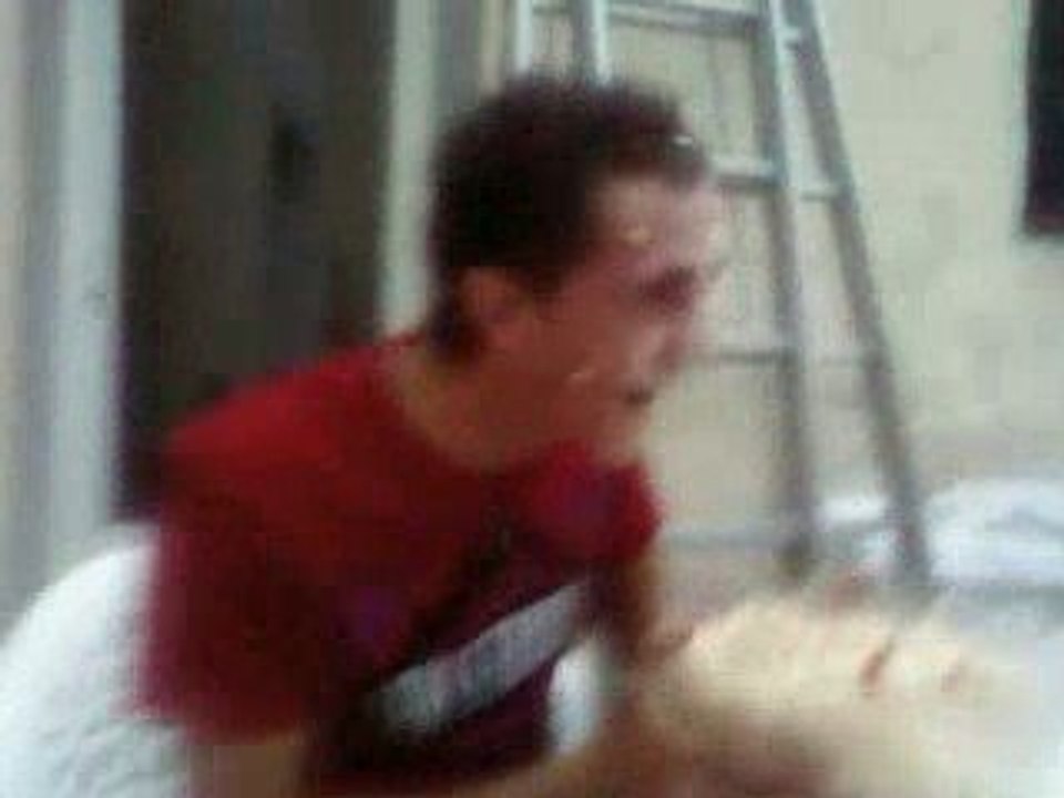 tete dans le plat a une soiré