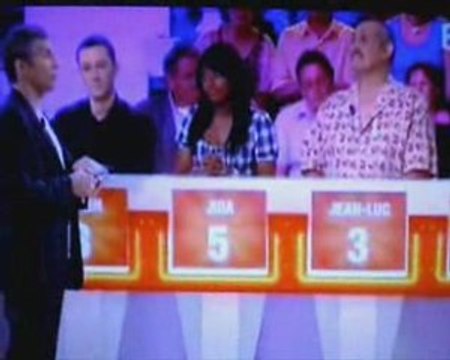 Nagui parle ed la voix de Mylène Farmer