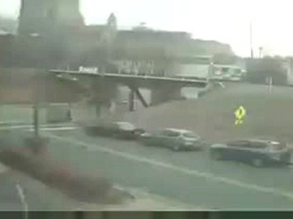 Accident de plusieur camions sous  un pont de chemin de fer