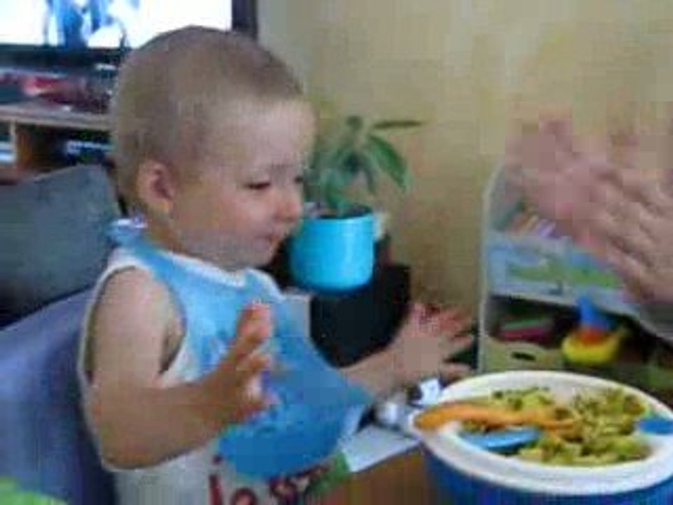 Valentin mange tout seul