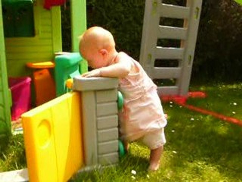 camille tient debout toute seule