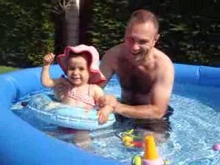 La 1ère fois dans la piscine: c'est trop cooooool !!!