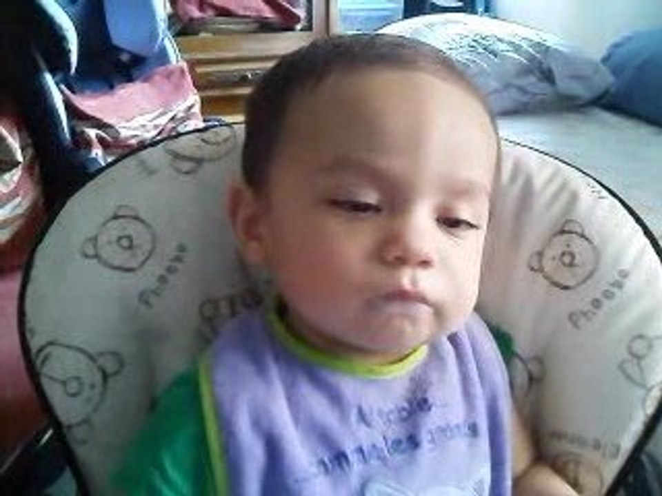 Sothea s'endort en mangeant...