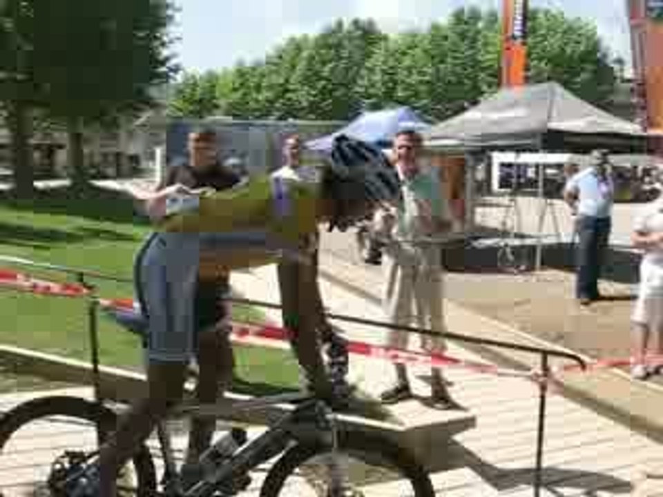 L'arrivée de Cedric Ravanel, tour de l'Ain VTT 2009