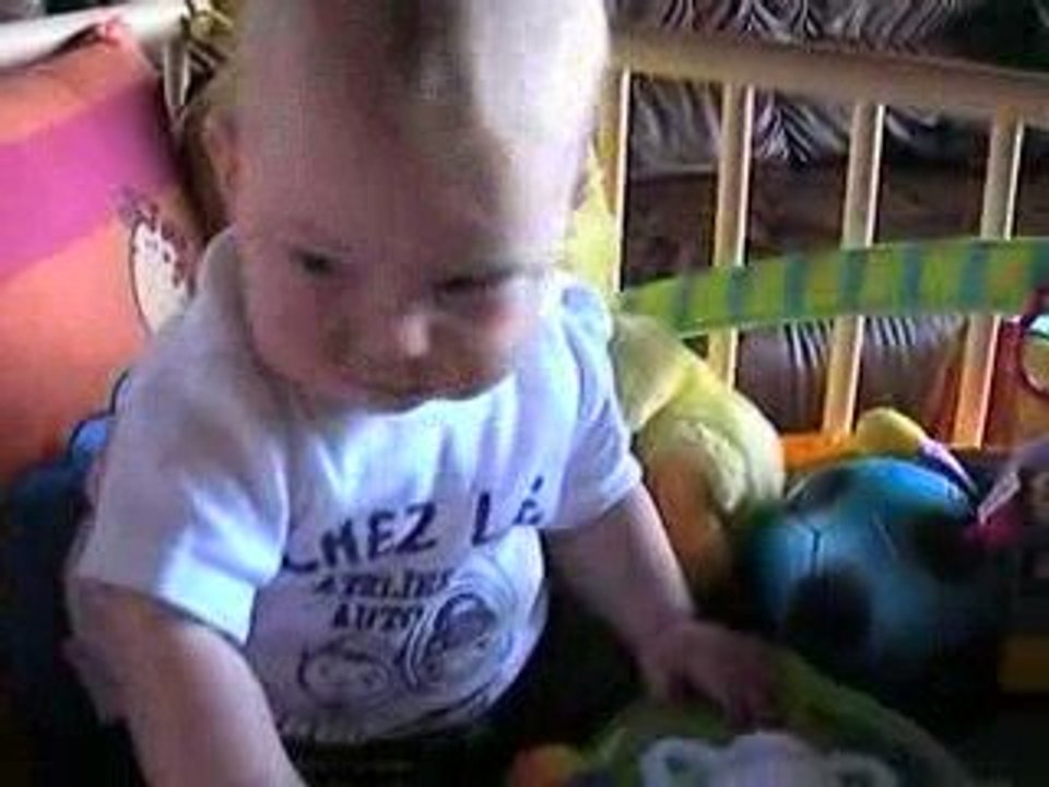 Léo assis dans son parc