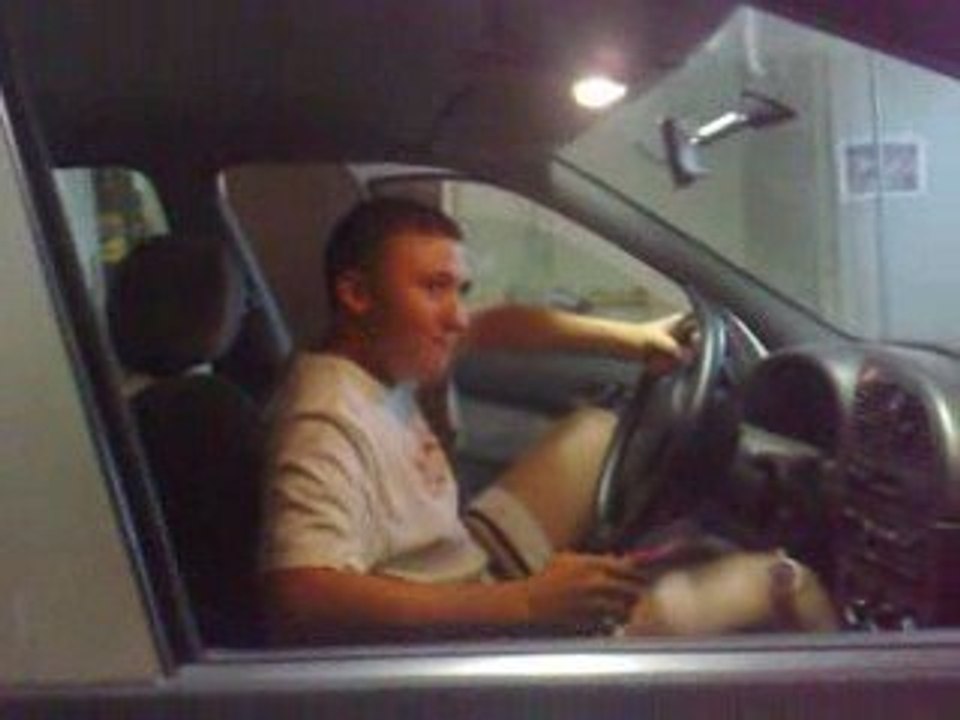 manu fait ronroné son bolide ^^