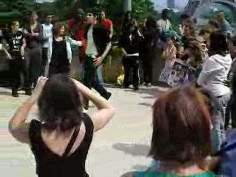 hommage a Michael Jackson a la tour eiffel