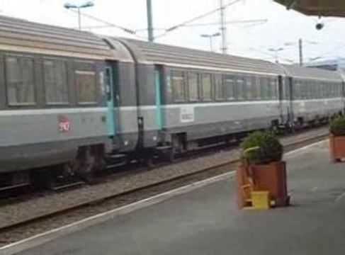 manoeuvre du train corail avec la bb 67413 en voyage