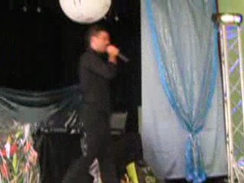 le chanteur et ses danseuses