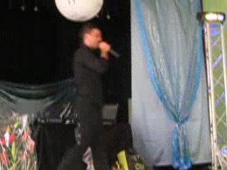 le chanteur et ses danseuses