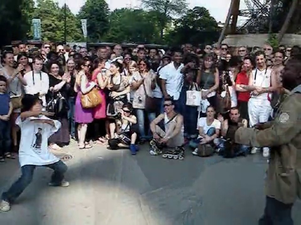 Paris danse pour Michael Jackson à la Tour Eiffel