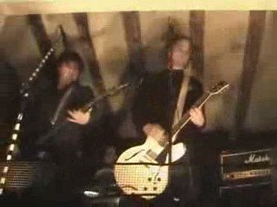 SUFFRAGETTE CITY (COVER BOWIE) IRUÑA