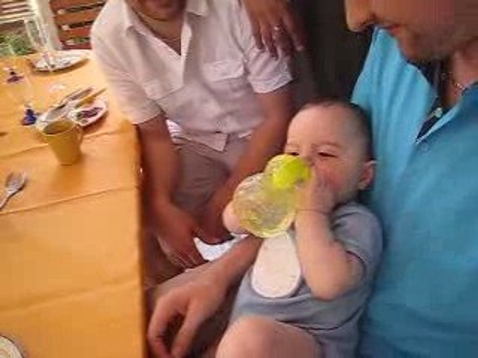 Corentin - Juin 2009 - Je bois tout seul  !
