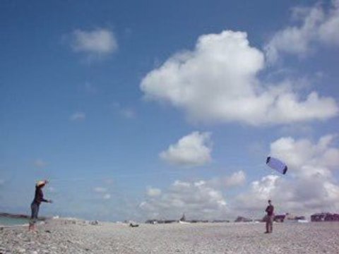 Julie fait du cerf volant à Dieppe