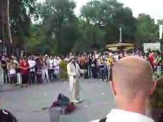 un pantin danseur en hommage à Michael Jackson