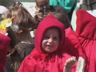 Cassandra au spectacle de l'école : le petit chaperon rouge