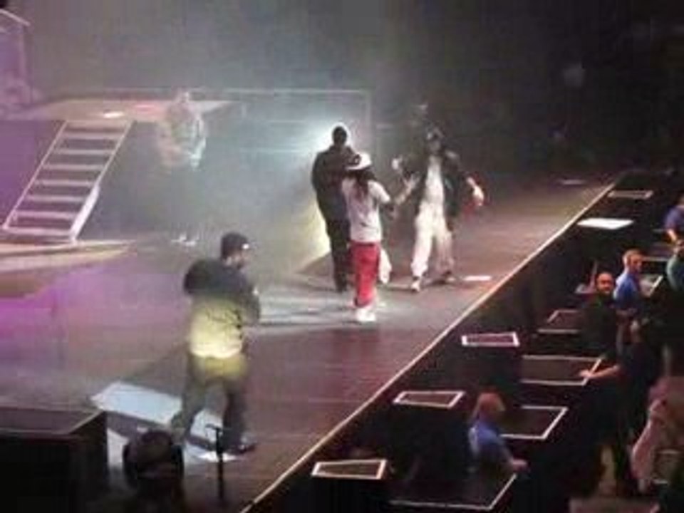 Weezy - Pop Bottles Live