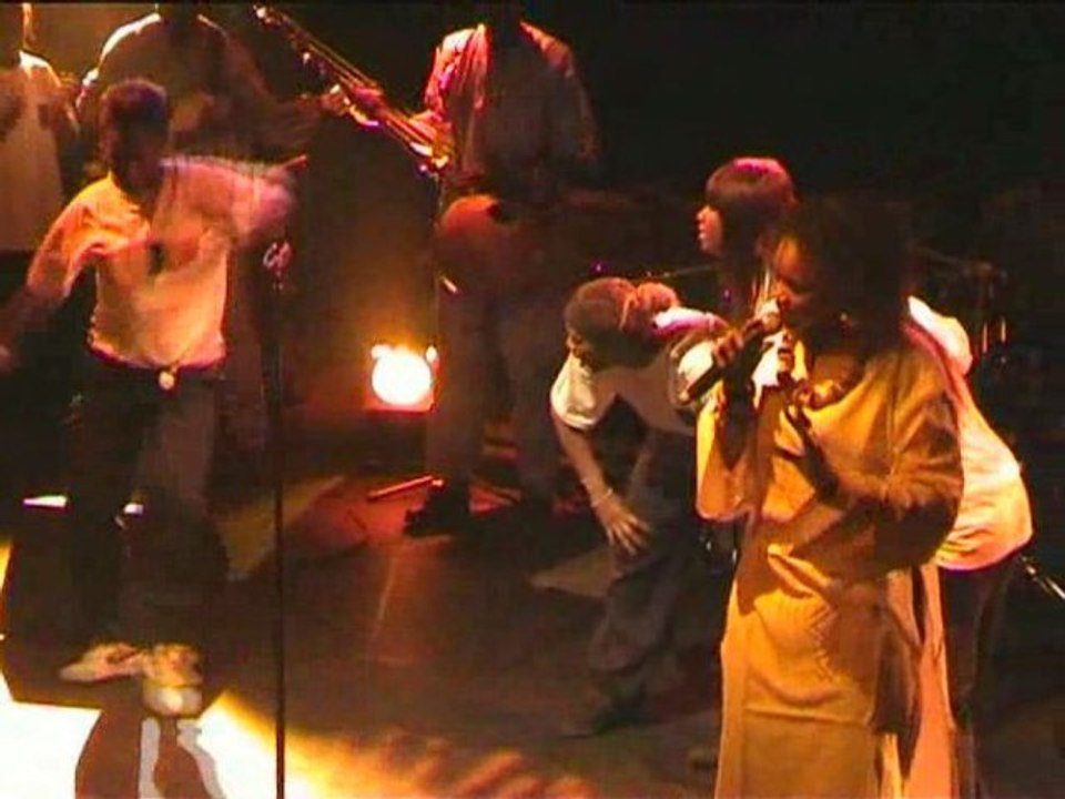 CONCERT OUMOU SANGARE et les danseuses d'Aubervilliers