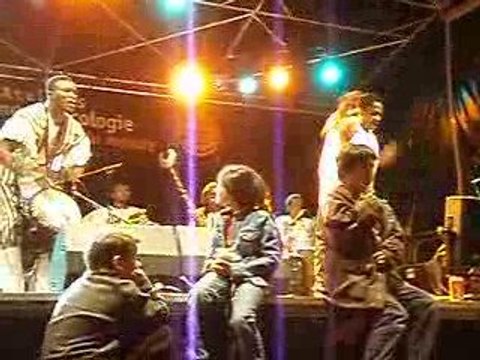 la danse sur la scène des Ateliers de Ethnomusicologie