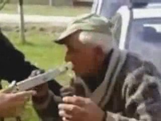 un vieu completement dechirer se fai controler, trop fort!