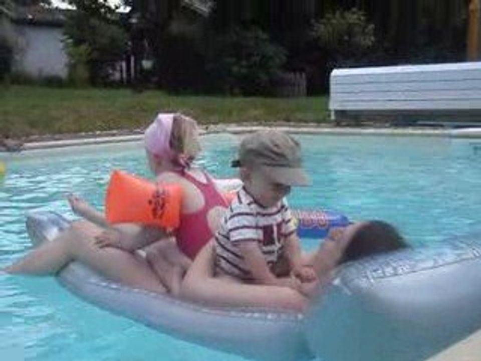 Milan, Zelia und Nina auf der Luftmatratze