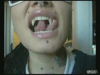 Voila la fille a la langue de serpent... des amateur !