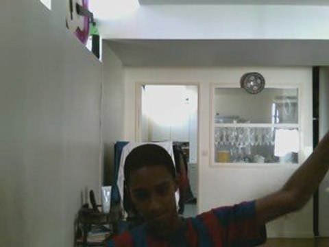 Ali en mode tecktonik