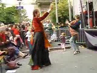 Tina danse la belle musique  grecque